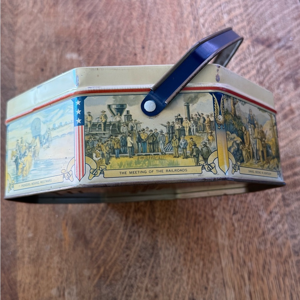 VINTAGE! LOOSE WILES STATUE OF LIBERTY  BISCUIT TIN WITG HANDLE.